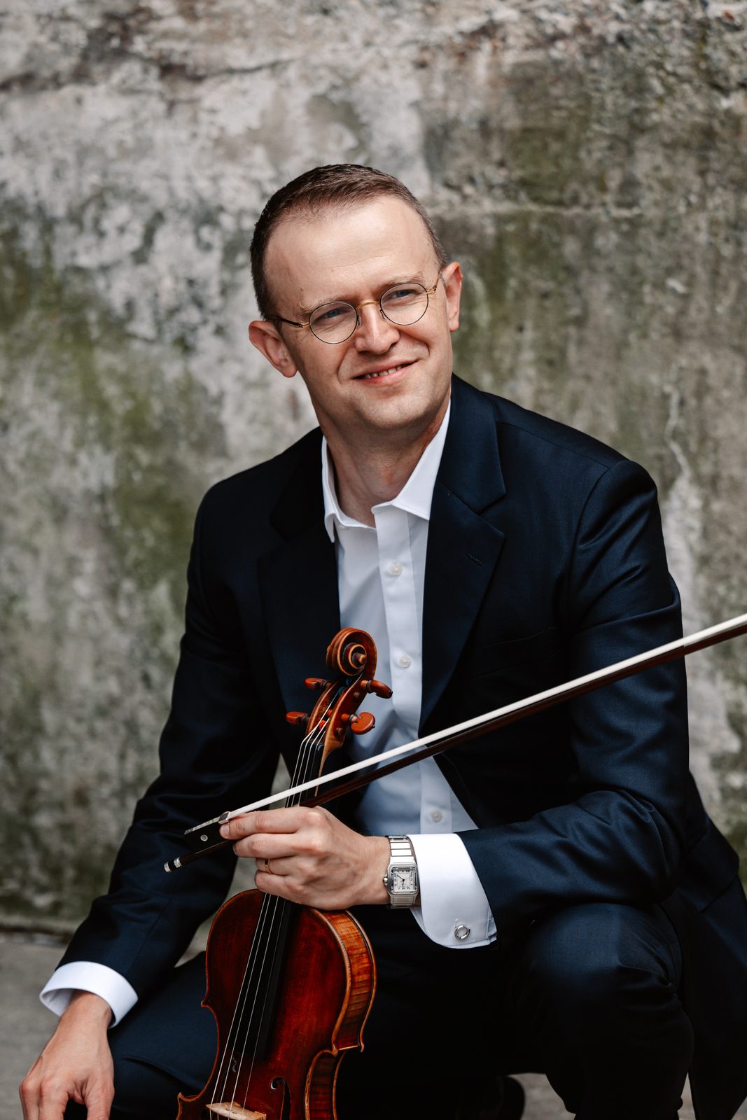 David Southorn standing portrait, dark blue background, holding violin